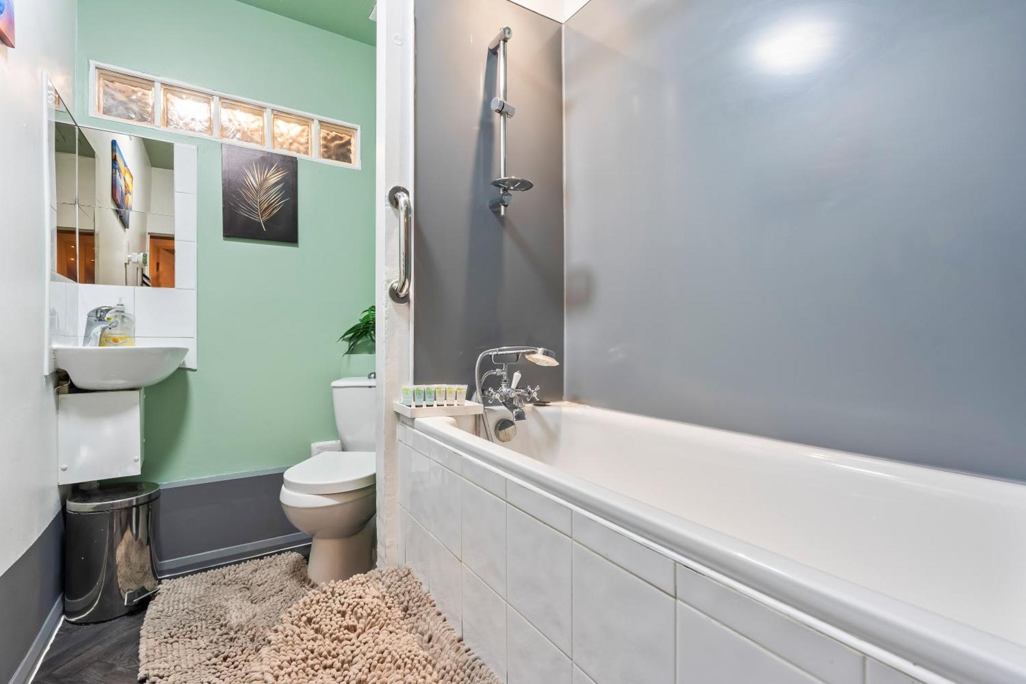 Comfy 4Br House Close To Subway Лондон Экстерьер фото